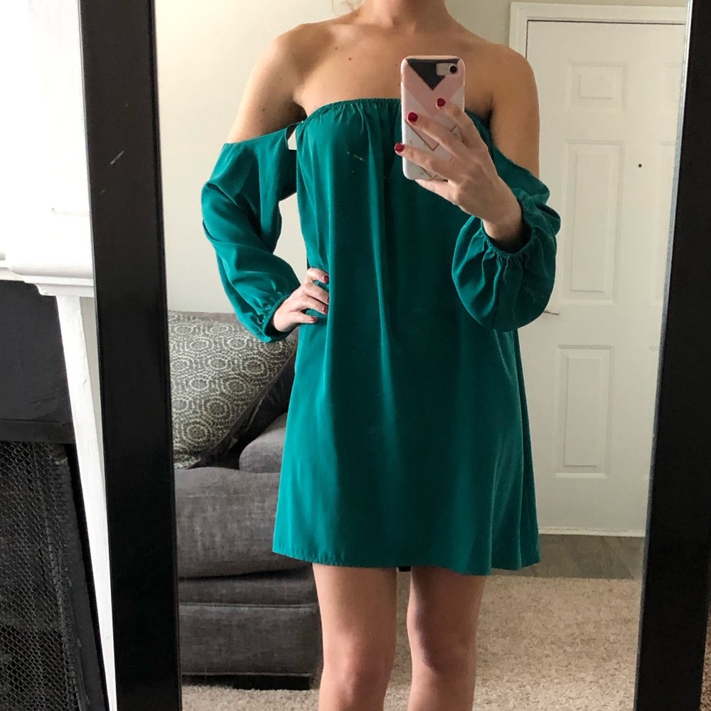 Green off-the-shoulder dress - Picture 2 of 3